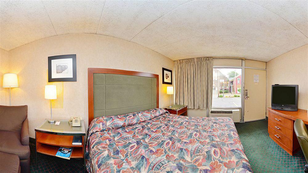 Econo Lodge Zanesville Bagian luar foto