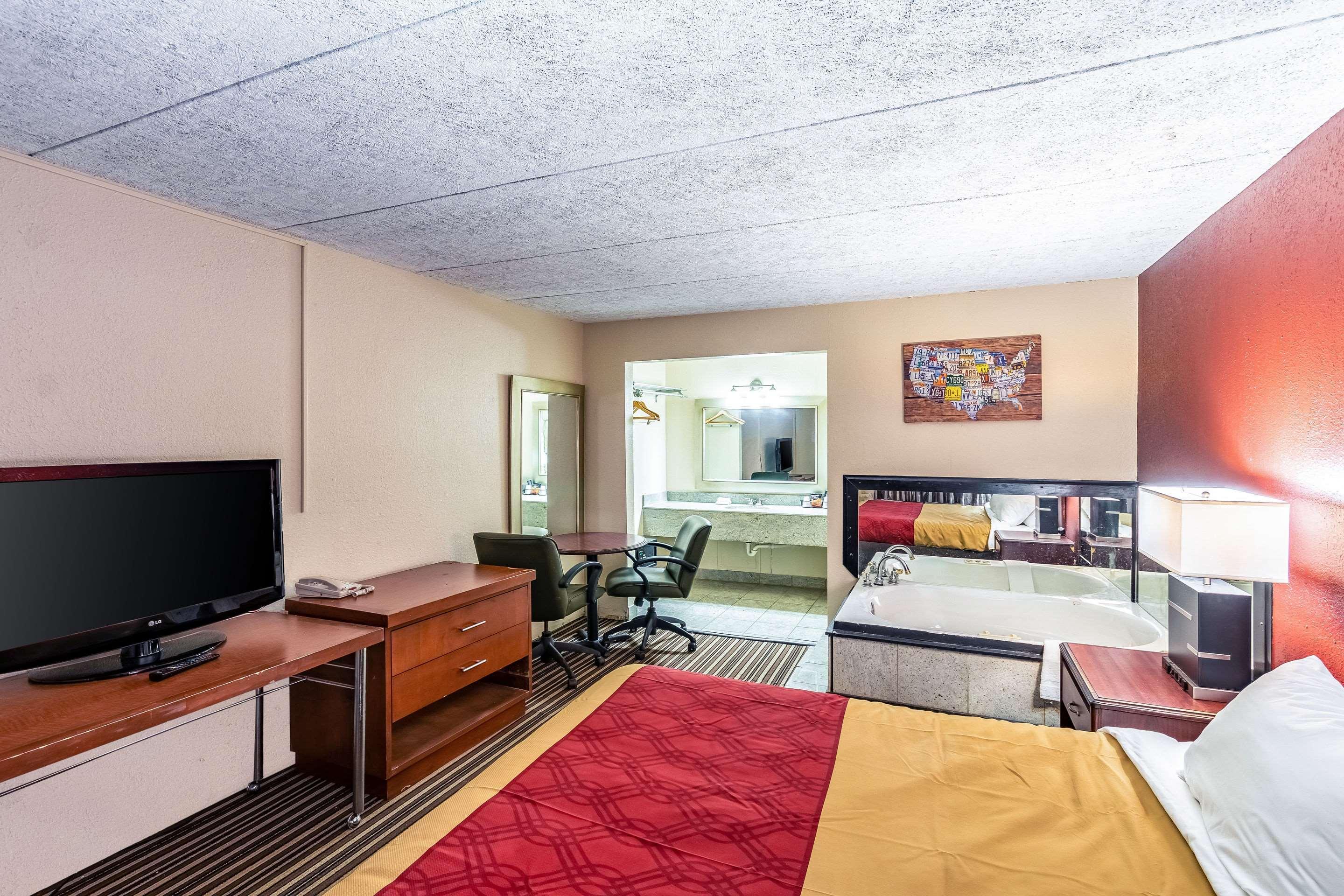 Econo Lodge Zanesville Bagian luar foto