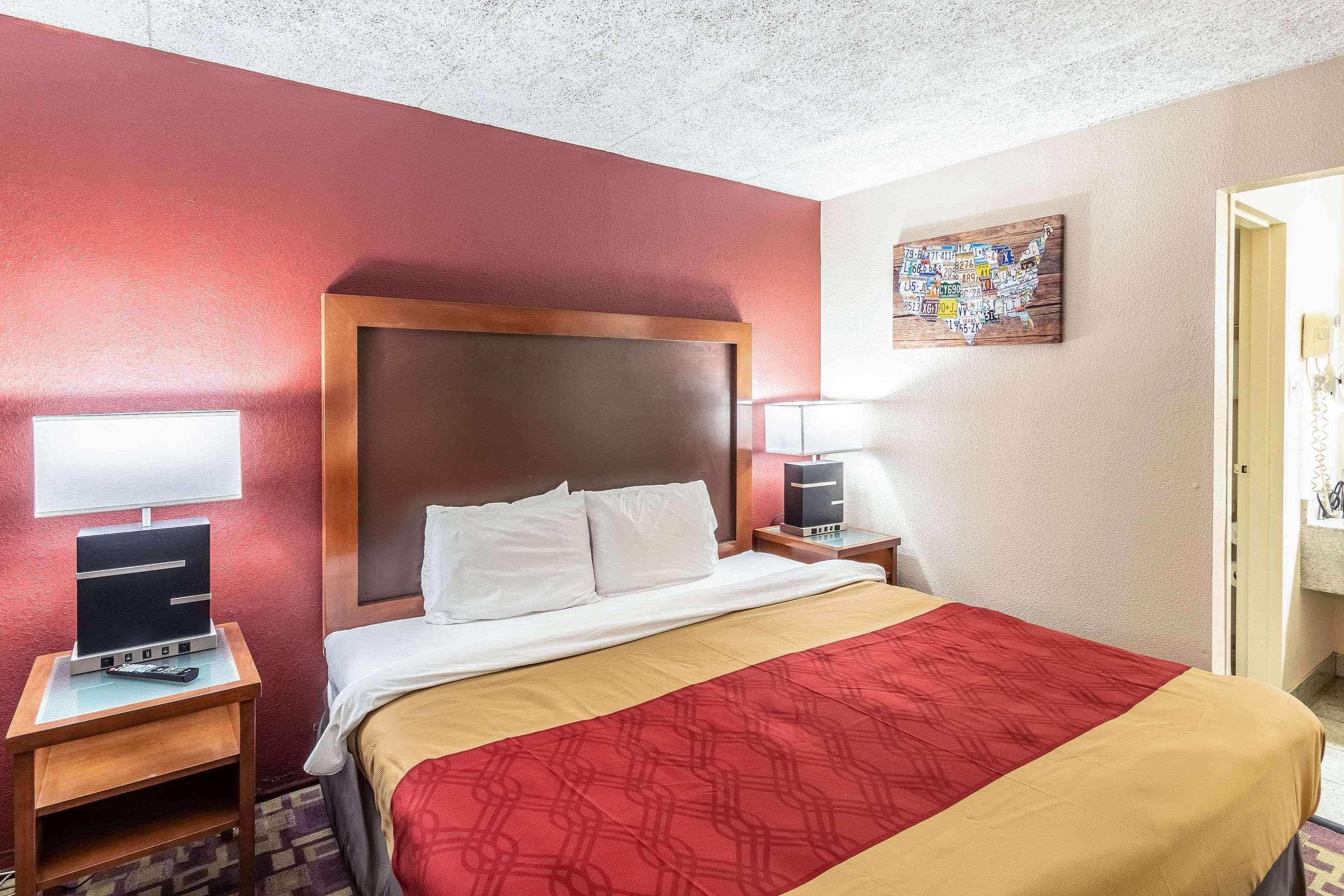 Econo Lodge Zanesville Bagian luar foto