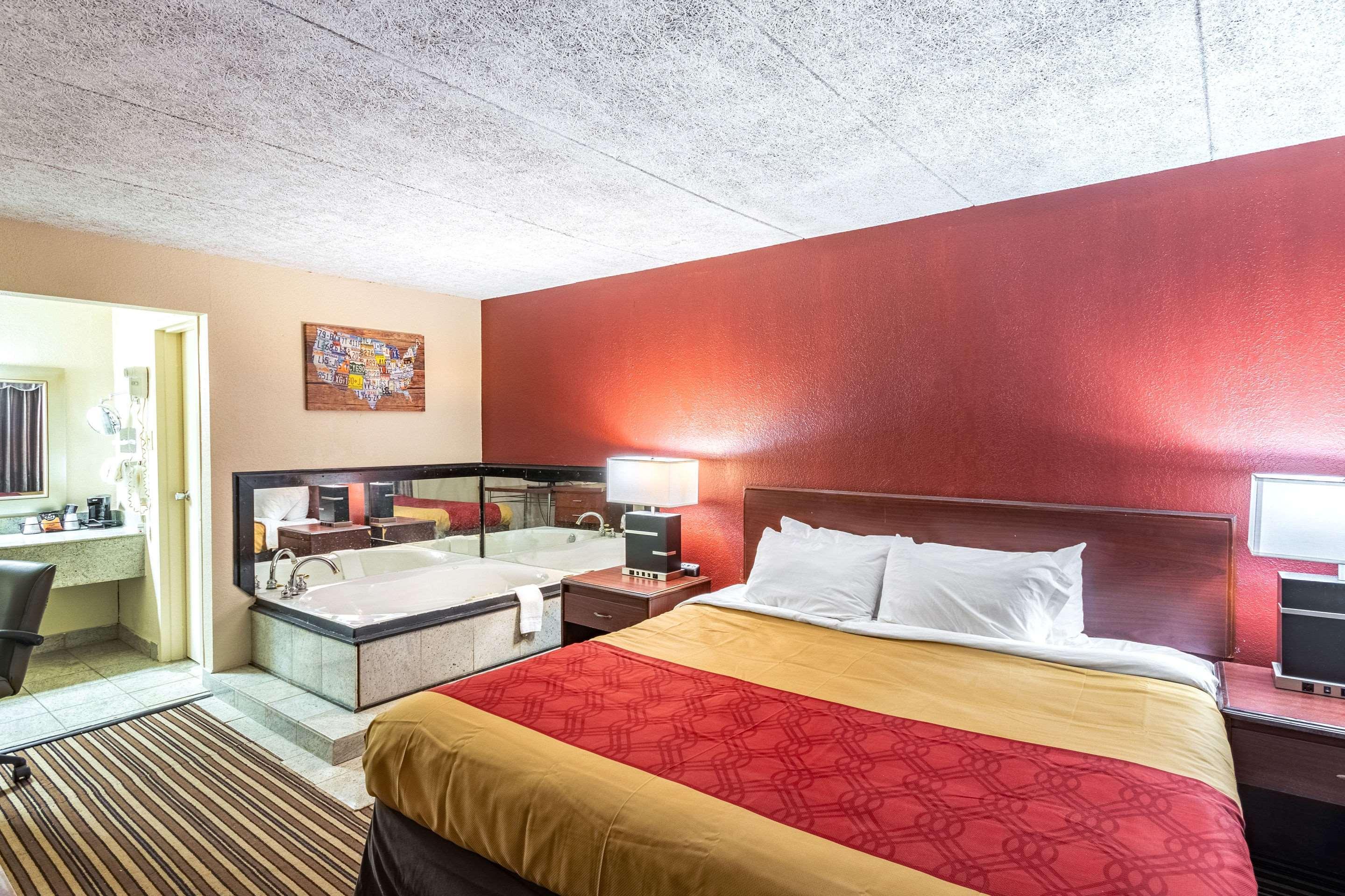Econo Lodge Zanesville Bagian luar foto