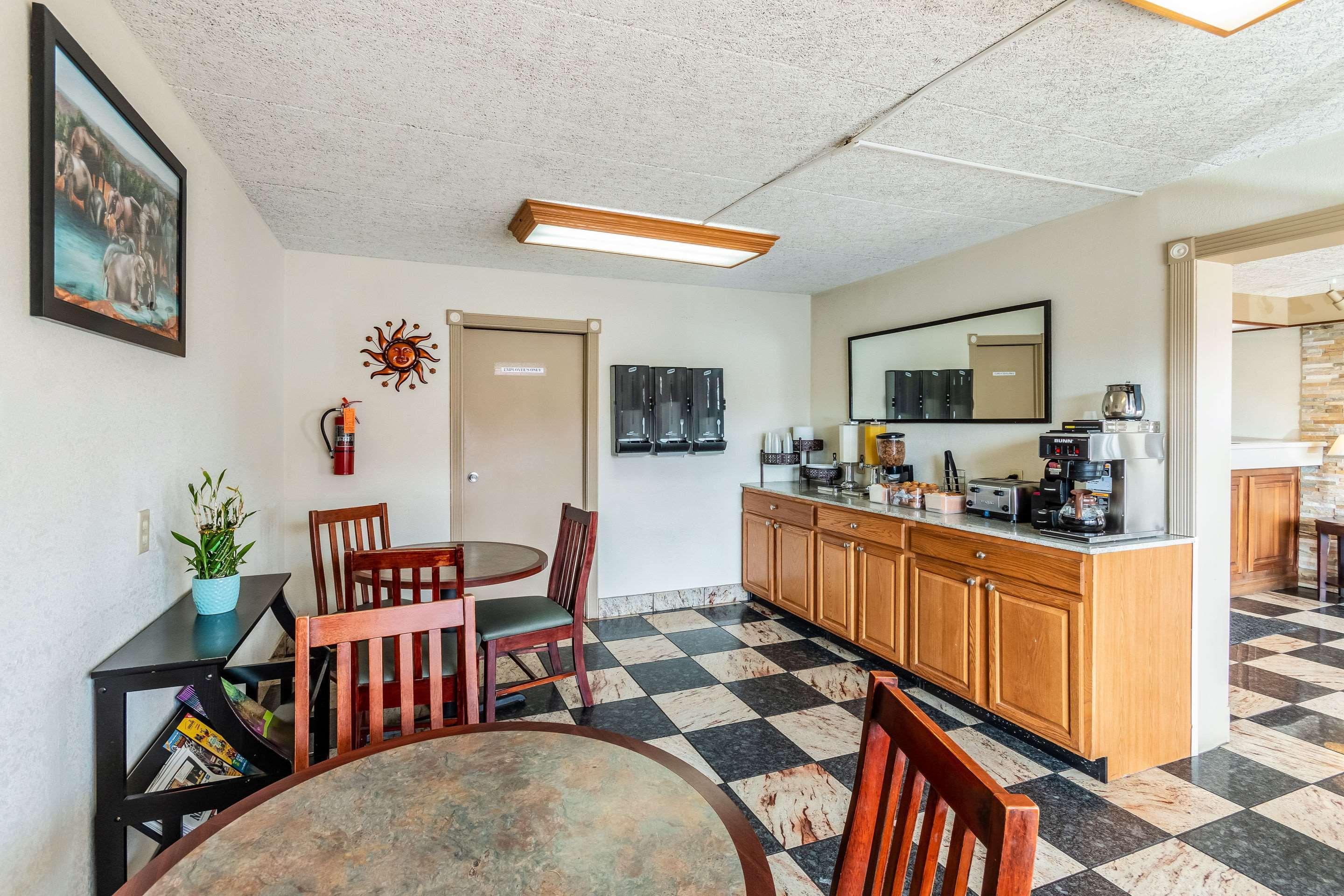 Econo Lodge Zanesville Bagian luar foto