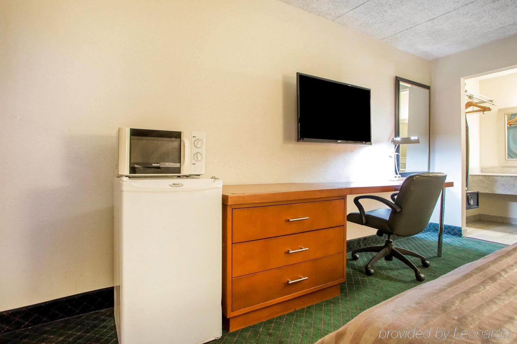 Econo Lodge Zanesville Bagian luar foto