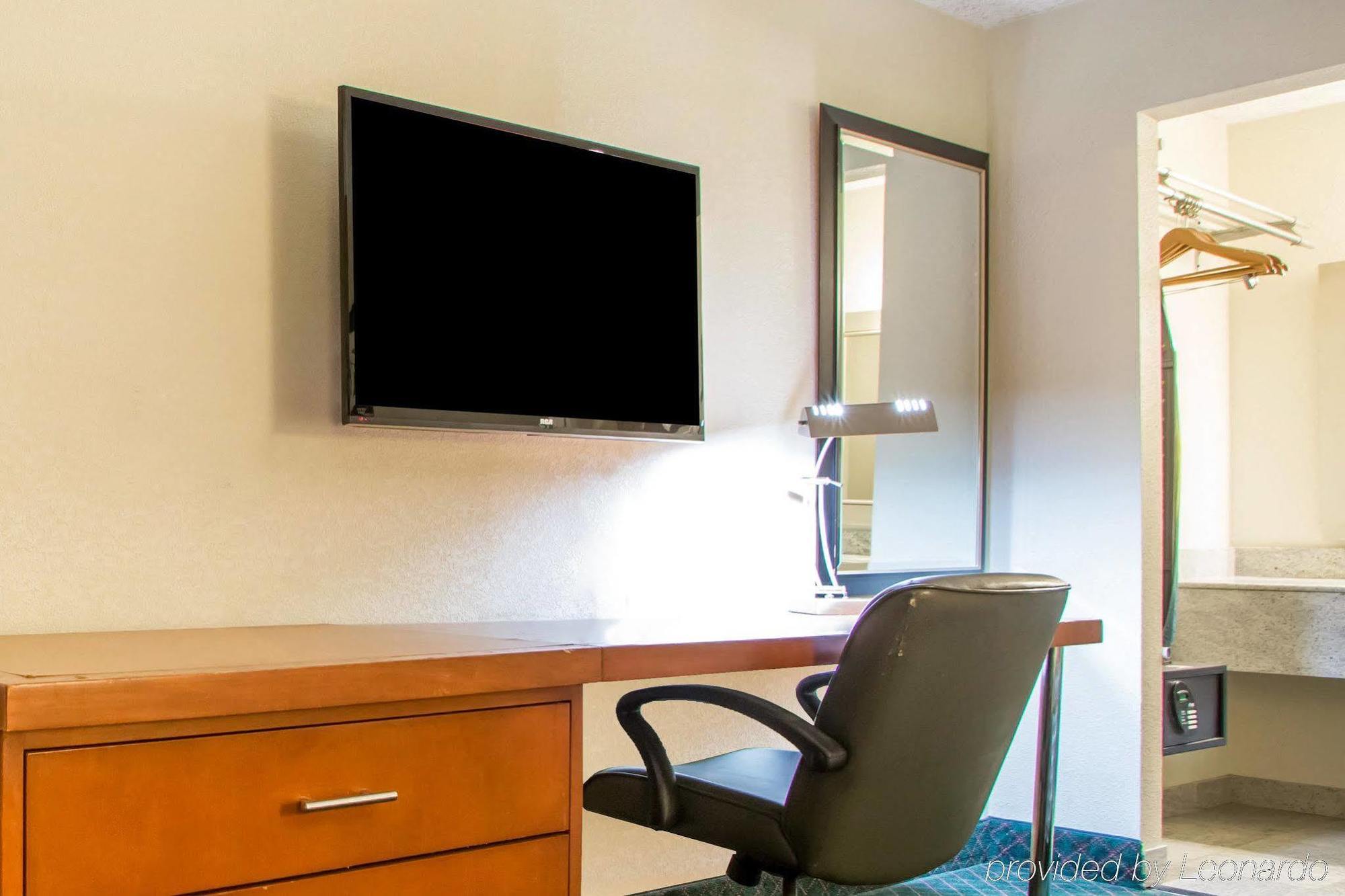 Econo Lodge Zanesville Bagian luar foto